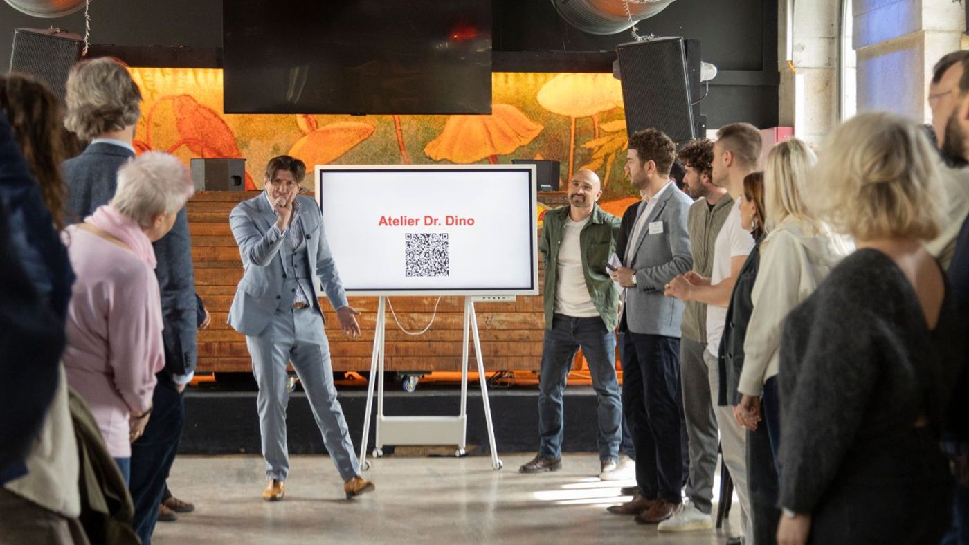 Dr.&nbsp;Dino anime un atelier de prise de parole devant un groupe