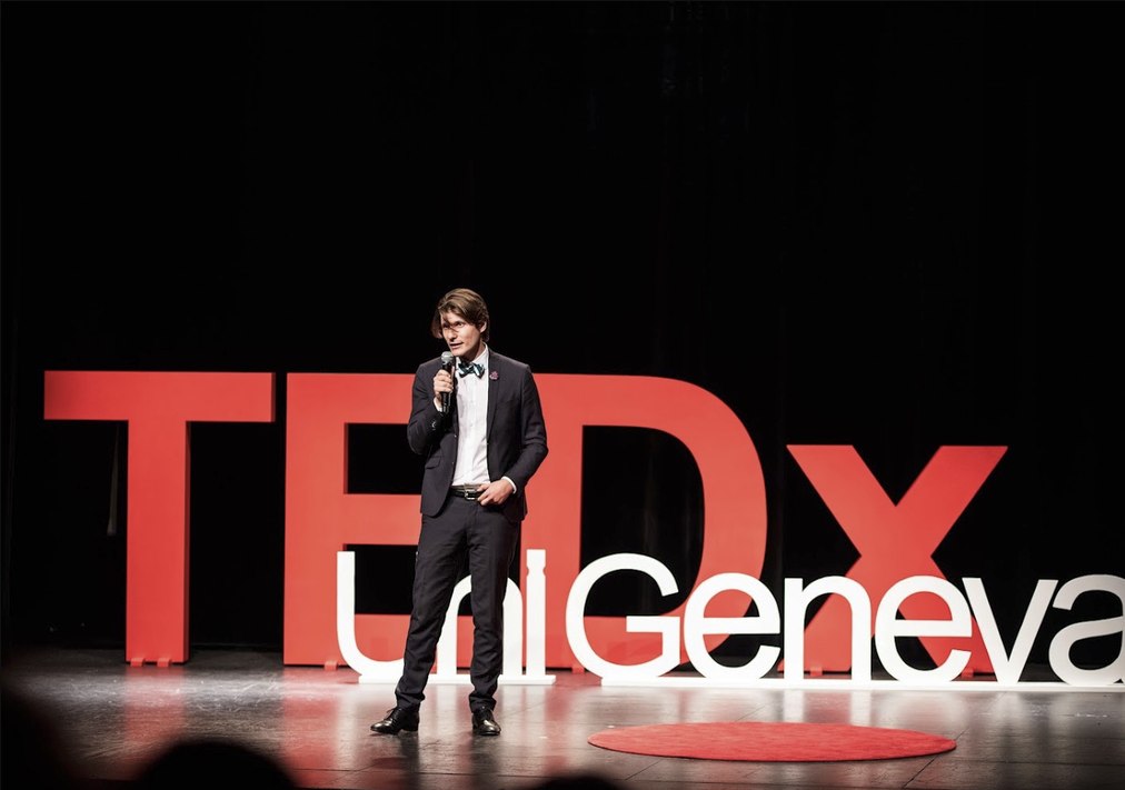 Dino Vajzovic sur la scène du TEDxUniGeneva